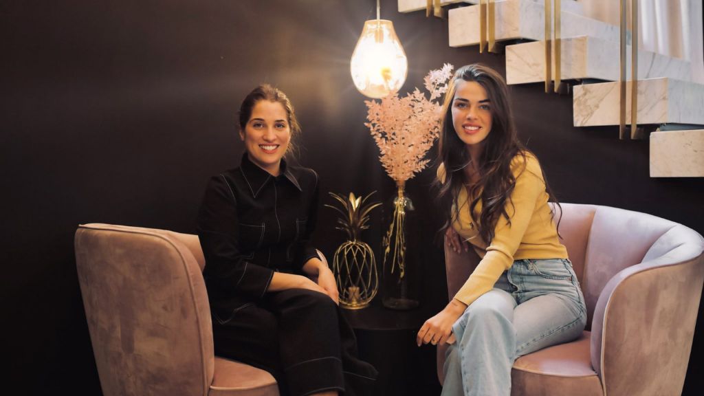 Foto de Irene Esteve con Violeta Mangriñán en Clínica Dental en Madrid